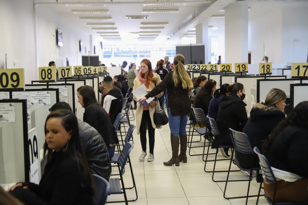 Indústria de alimentos puxa contratações e PR soma 19,2 mil vagas de trabalho