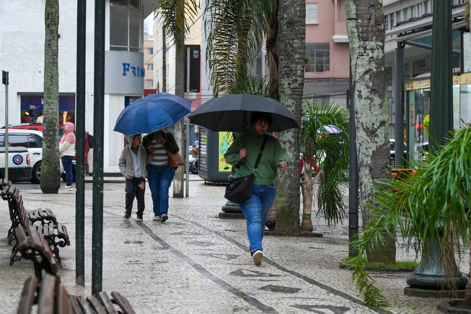 Fim de semana de Dia dos Pais terá chuvas e ventos de até 100 km/h no Paraná