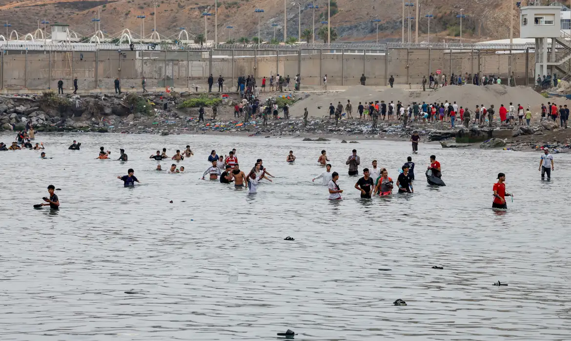 Crise humanitária: mortes forçam Espanha a blindar mar de Ceuta