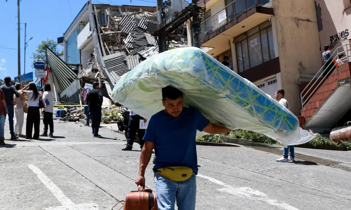 Colapso em hospitais e resgate dramático: o cenário do terremoto devastador na Colômbia