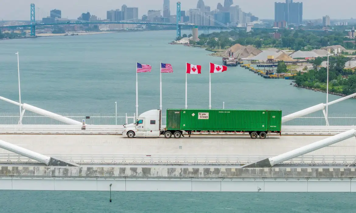 EUA aplicam tarifas de 50% ao Canadá e abrem nova crise comercial