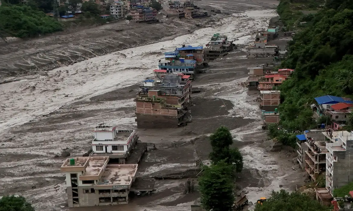 Enchente no Nepal mata 157 pessoas e deixa 384 turistas desaparecidos