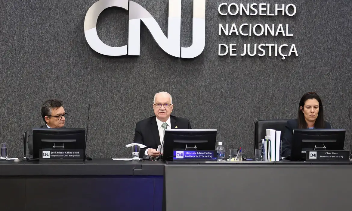 Fim da aposentadoria-prêmio: juízes infratores poderão ser demitidos sem salário