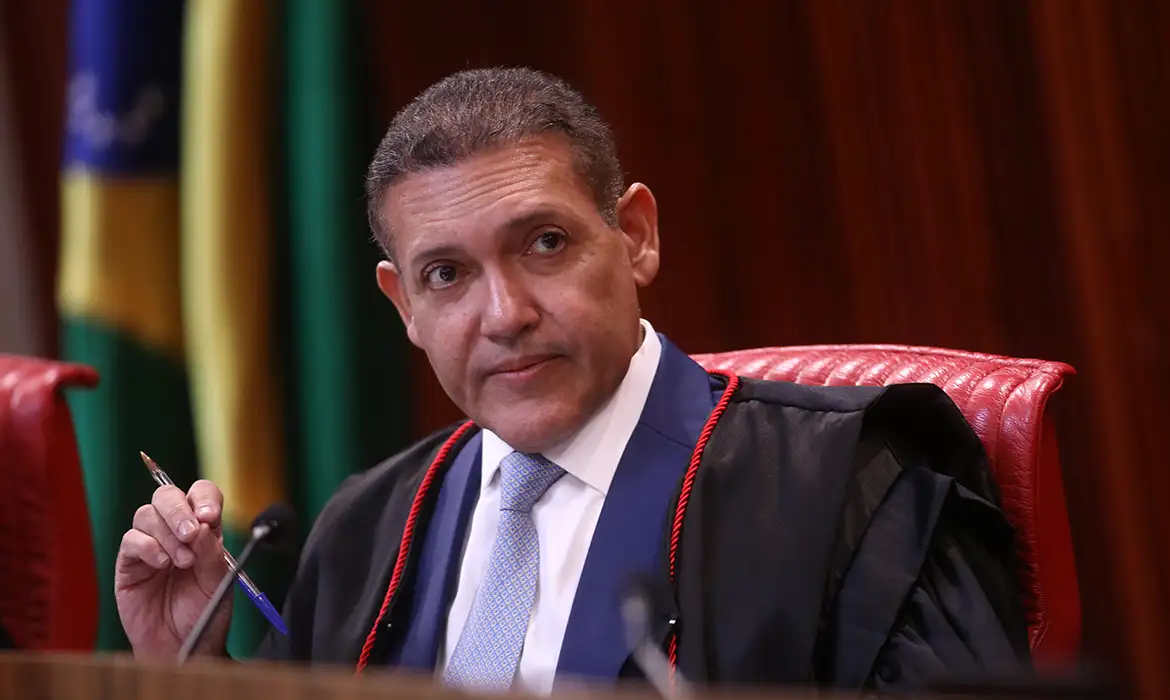 TSE fecha o cerco contra a IA e pode banir uso nas eleições
