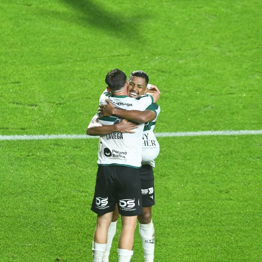Coritiba faz a lição de casa, afunda a Chape e mira o topo do Brasileirão