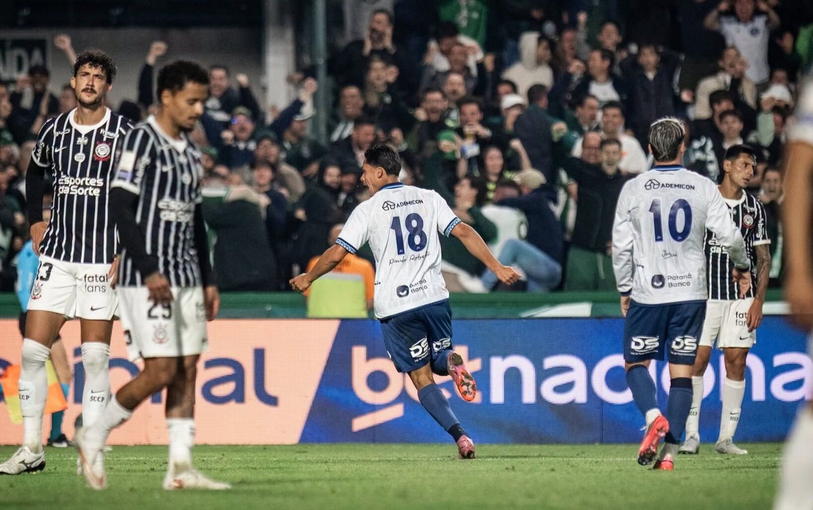Coritiba impõe ritmo em casa e vence o Corinthians por 2 a 1