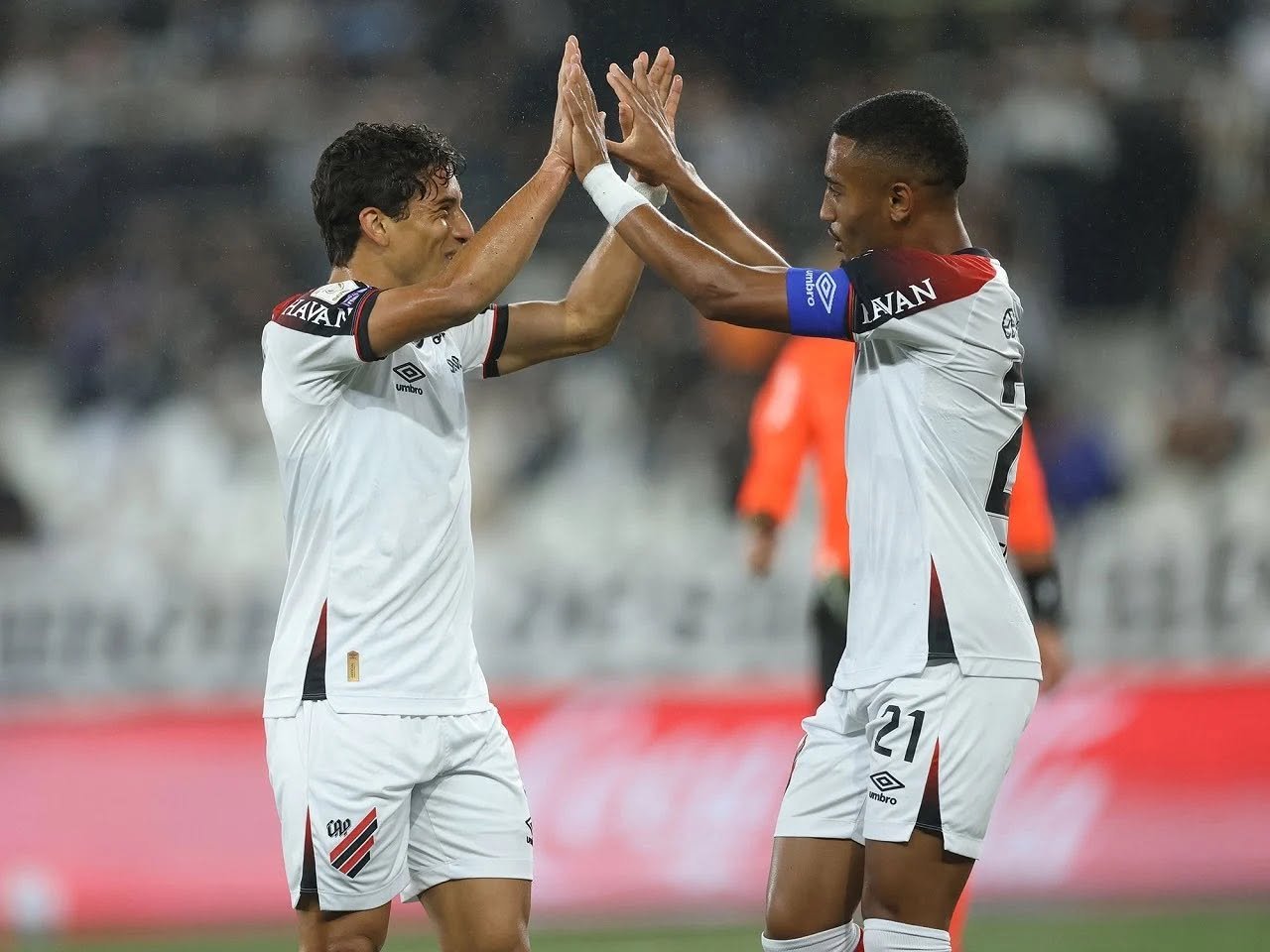 Triunfo fora de casa consolida Athletico no G4 do Brasileirão
