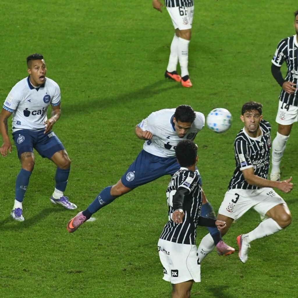 Coritiba impõe ritmo em casa e vence o Corinthians por 2 a 1