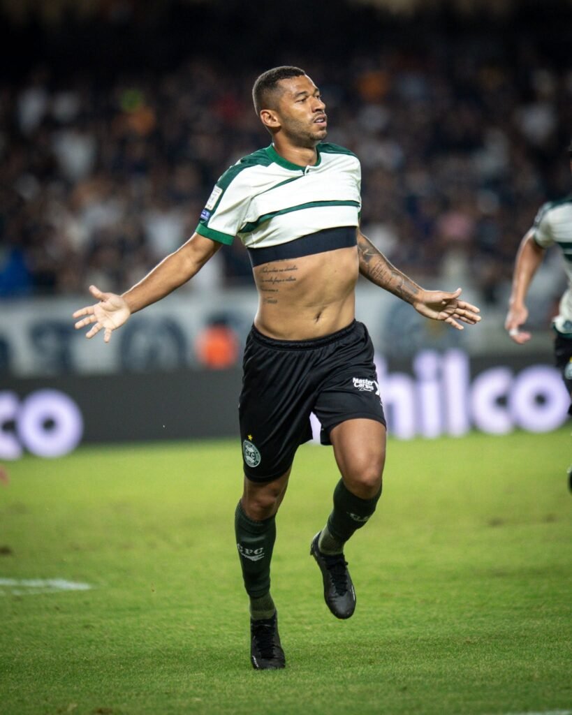 Coritiba vira sobre o Remo nos acréscimos e salta para a sétima posição
