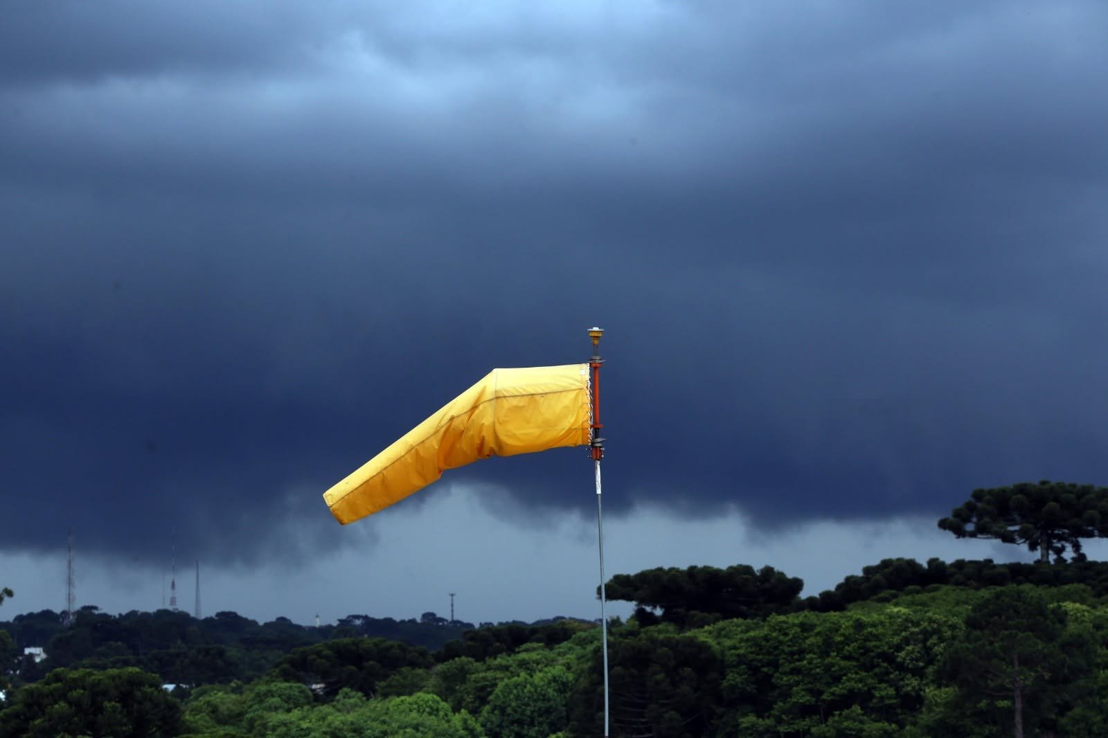 Vendaval e granizo afetam 10 cidades do Paraná; Simepar prevê mais chuva
