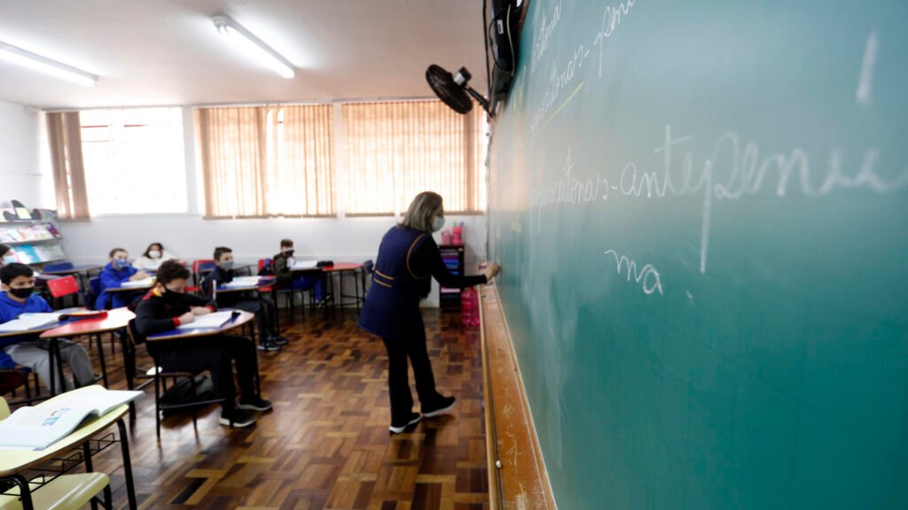 Prefeituras do Paraná têm até o fim de agosto para evitar o corte de verbas da educação em 2027