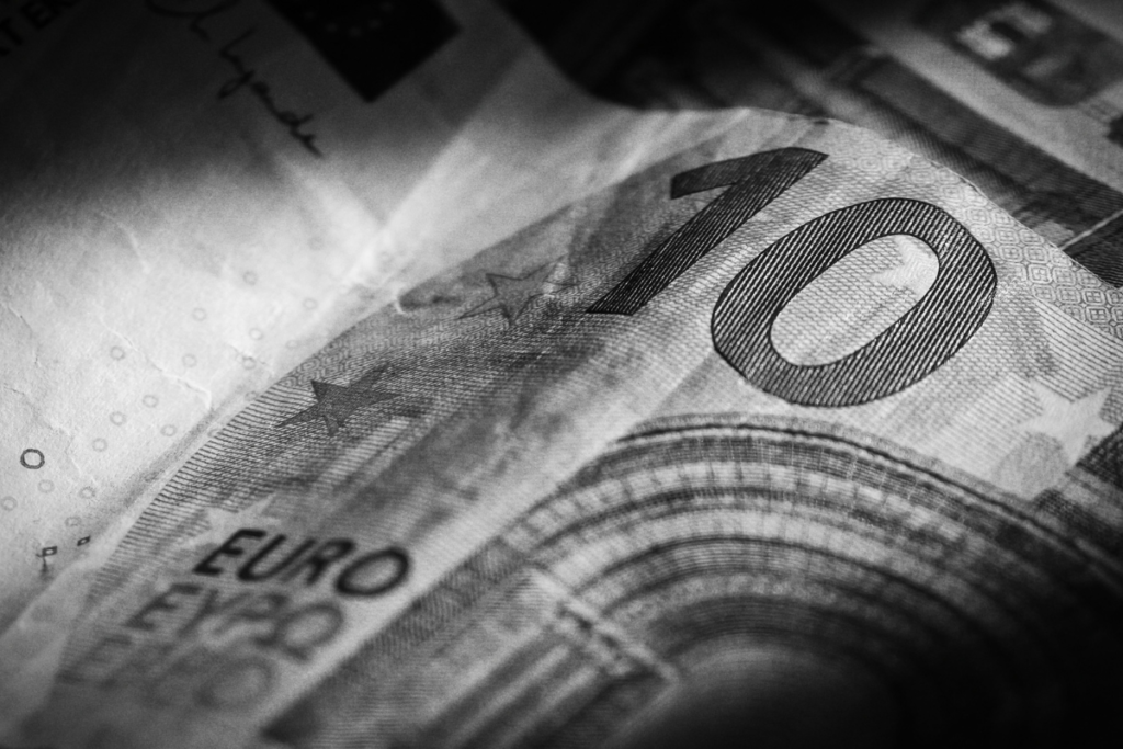 O fim do sufoco no fim do mês: estratégias reais para você começar a poupar dinheiro hoje