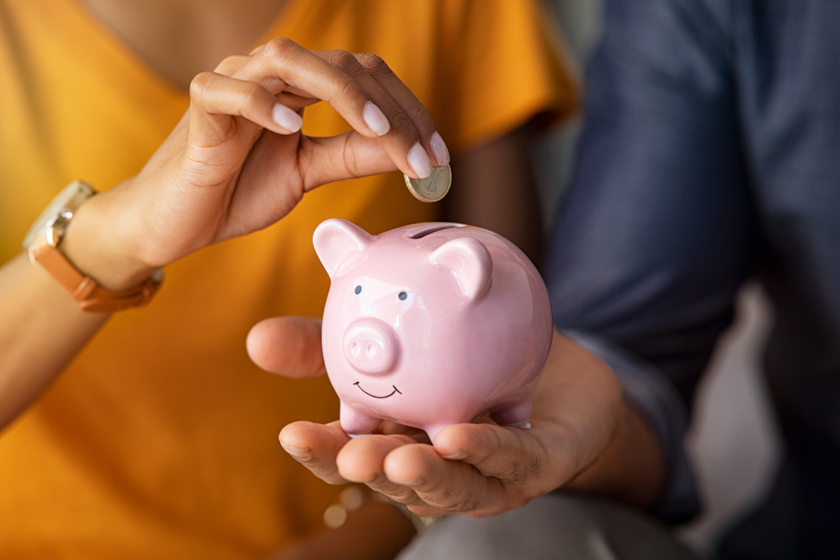 O fim do sufoco no fim do mês: estratégias reais para você começar a poupar dinheiro hoje