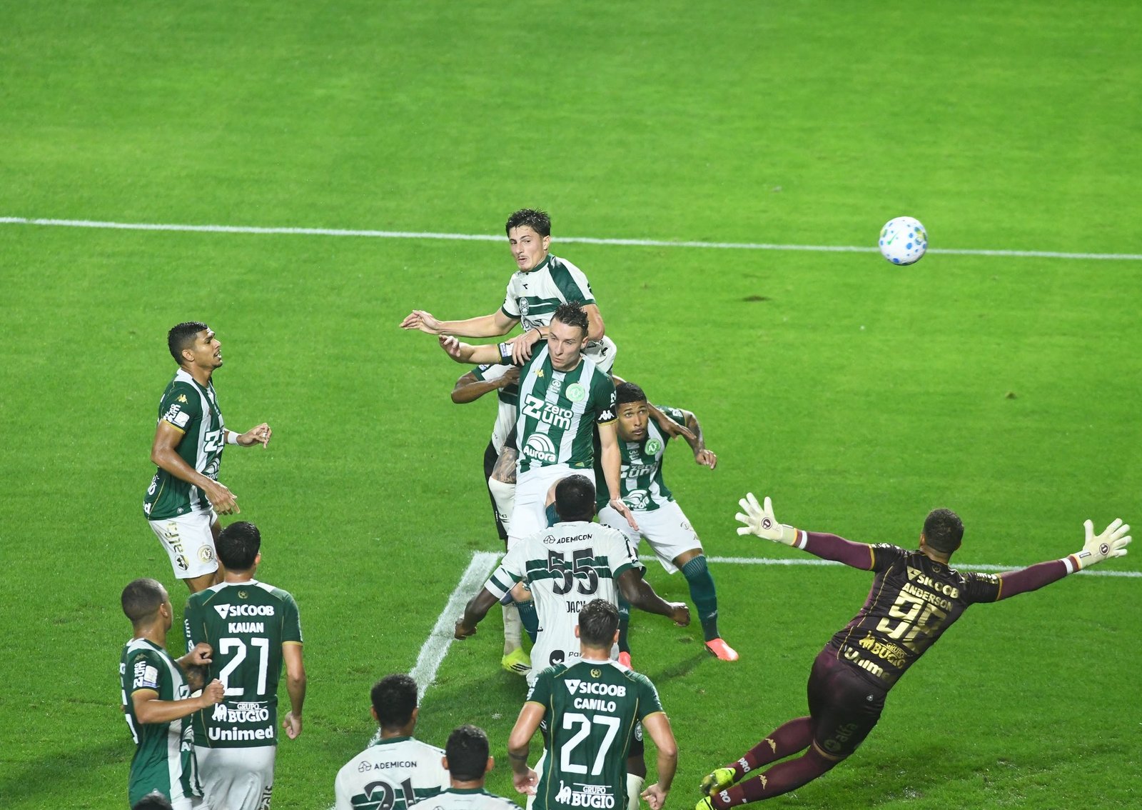 Coritiba faz a lição de casa, afunda a Chape e mira o topo do Brasileirão