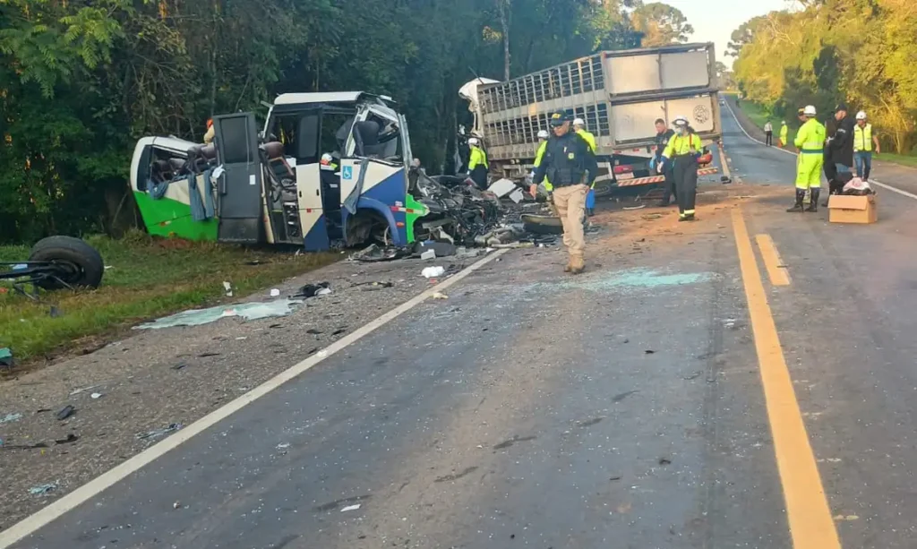 Acidente na BR-373: colisão com ônibus de Imbituva deixa 23 mortos