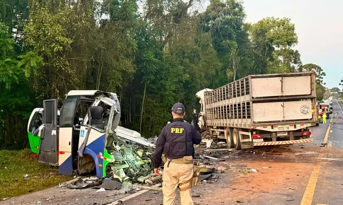 Acidente na BR-373: colisão com ônibus de Imbituva deixa 23 mortos