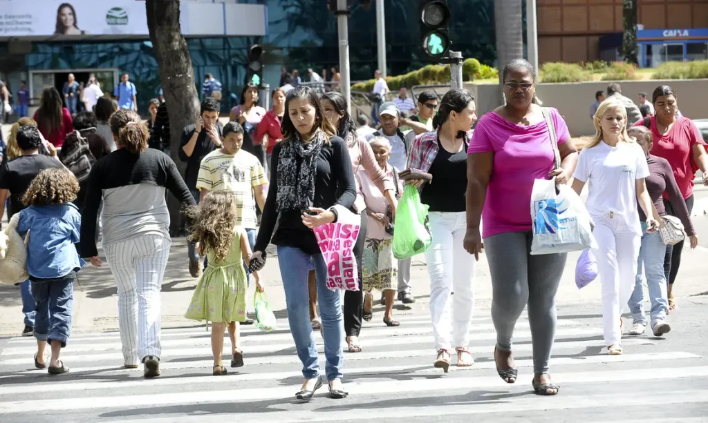 Hostilidade em câmaras municipais ecoa século de ataques ao eleitorado feminino