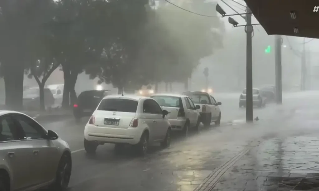 INMET emite alerta máximo para vendavais e tempestades no Paraná nesta semana