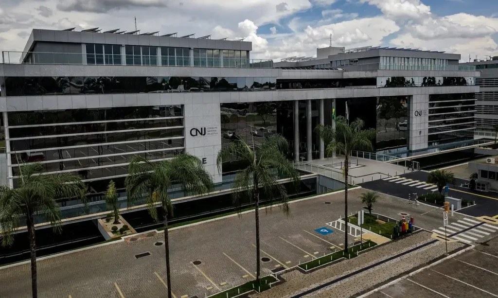 Fim da aposentadoria-prêmio: juízes infratores poderão ser demitidos sem salário