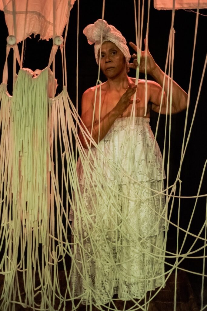 Espetáculo Brasiliana: peça resgata histórias silenciadas de mulheres paranaenses