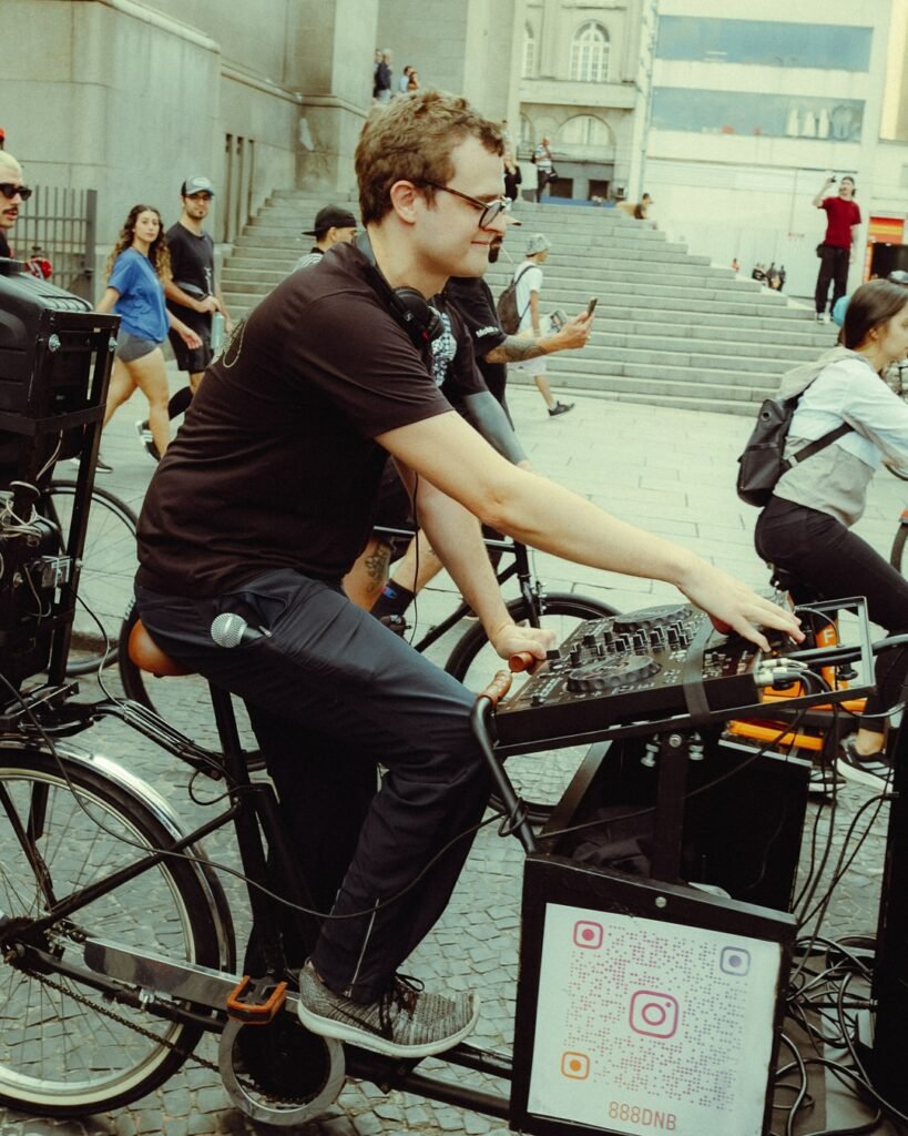 Evento gratuito une passeio de bicicleta e música eletrônica no MON