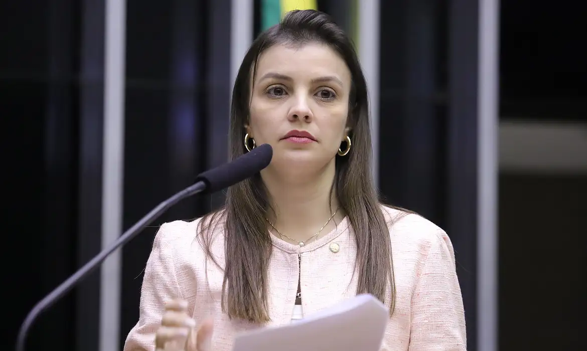Hostilidade em câmaras municipais ecoa século de ataques ao eleitorado feminino