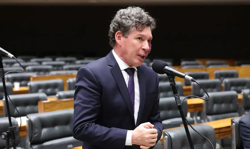 Fim da escala 6x1 e taxa das blusinhas vão à votação no Congresso