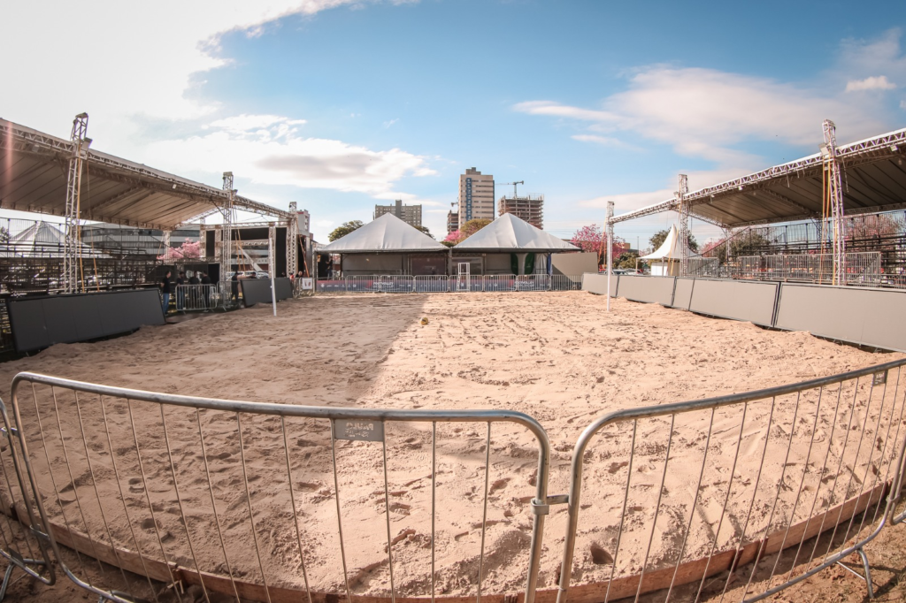 Cascavel transforma centro da cidade em praia para sediar Mundial de Futevôlei