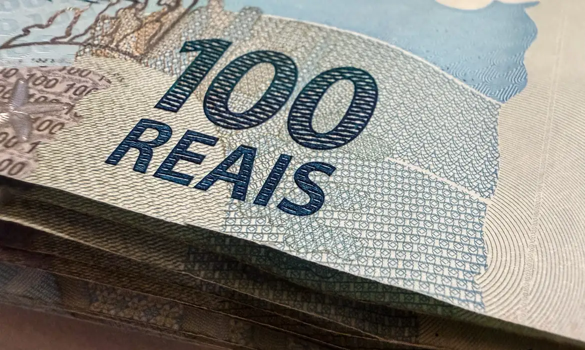 Novo salário mínimo de R$ 1.741 e gatilhos fiscais marcam orçamento de 2027
