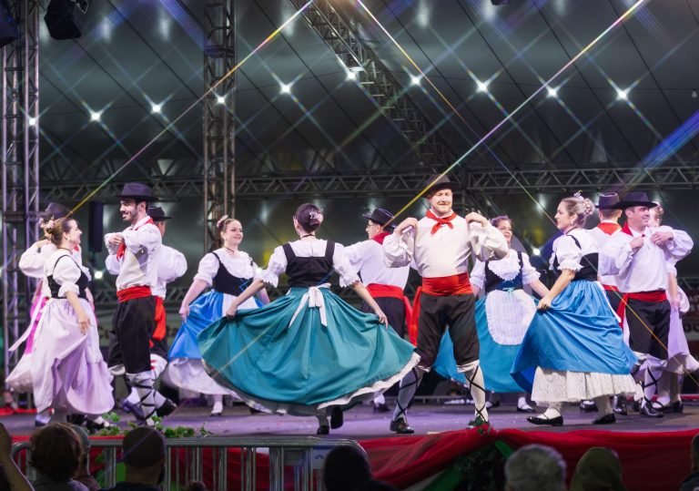 Corte da polenta e shows gratuitos marcam a 19ª Festa do Vinho na Colônia Mergulhão