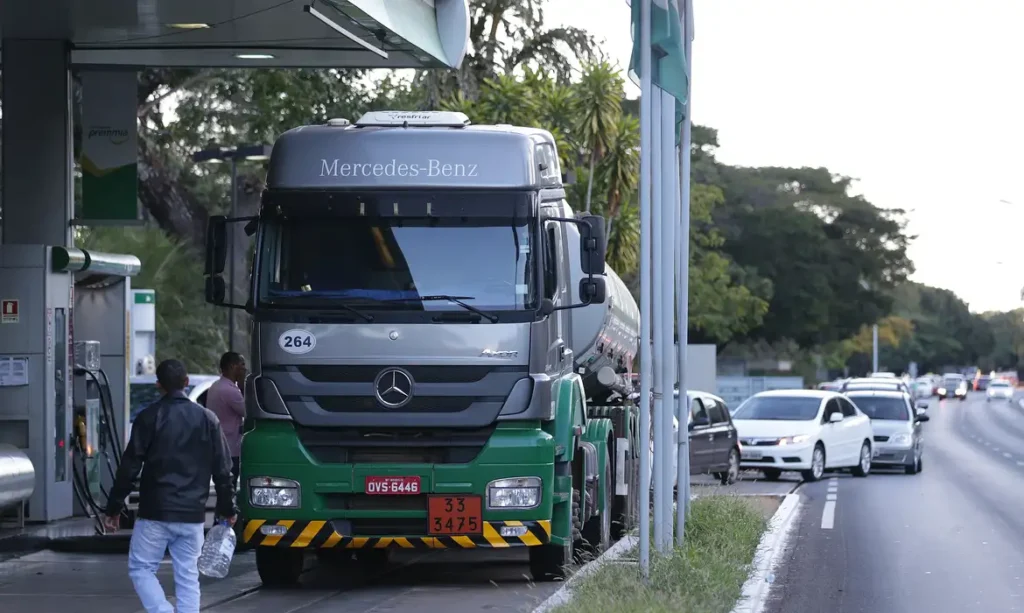 Nova lei do frete mínimo altera regras para o transporte de cargas no país