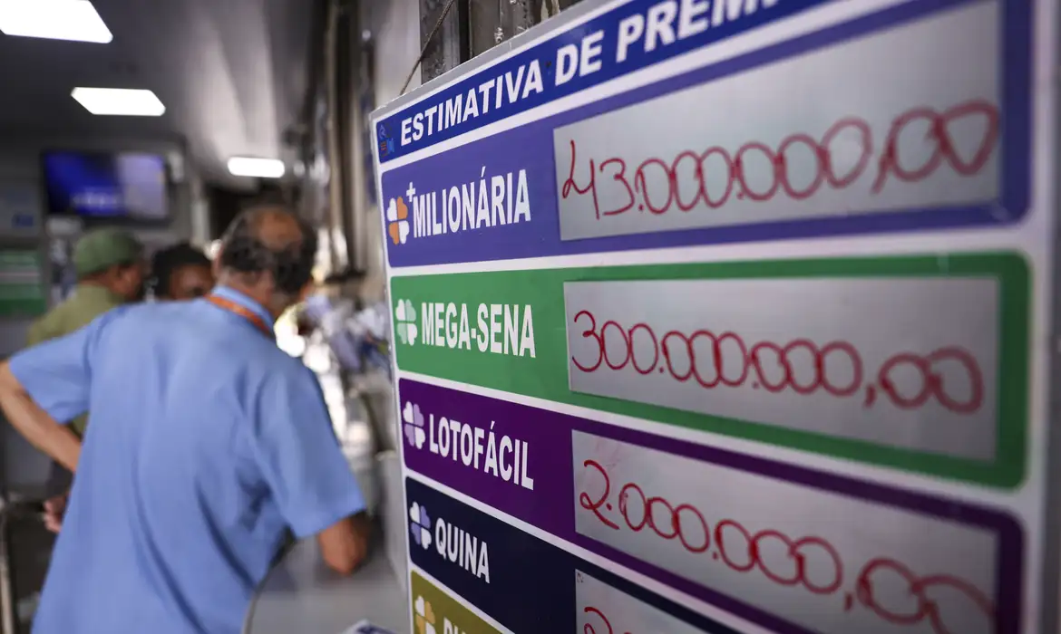 Mega-Sena acumula em R$ 45 milhões e movimenta apostadores nas lotéricas do Paraná