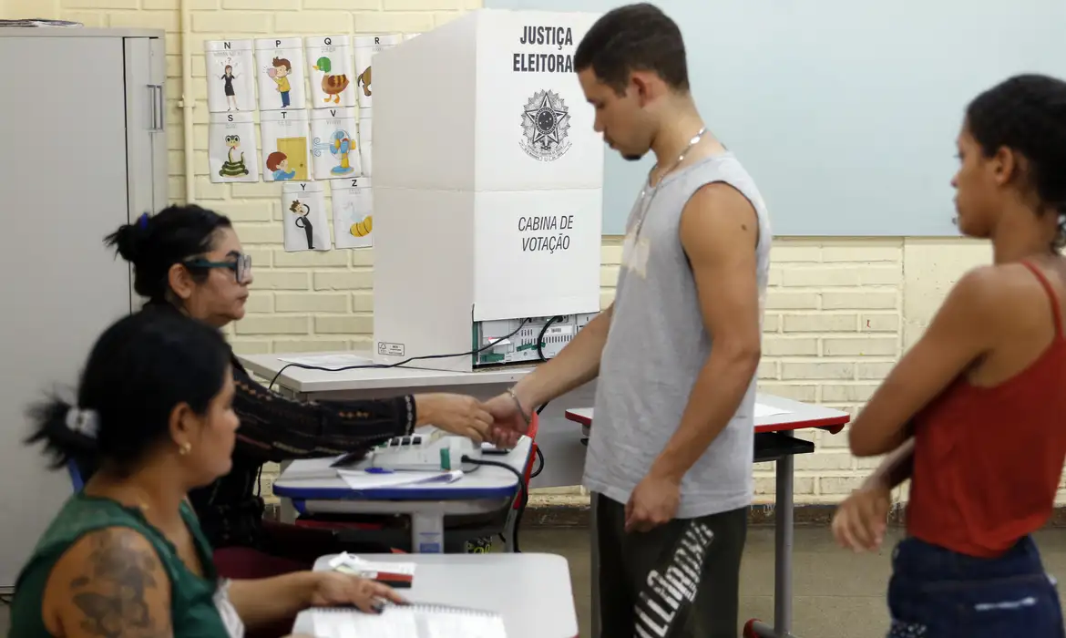 Eleitorado jovem encolhe para 11% no Paraná e muda foco de campanhas