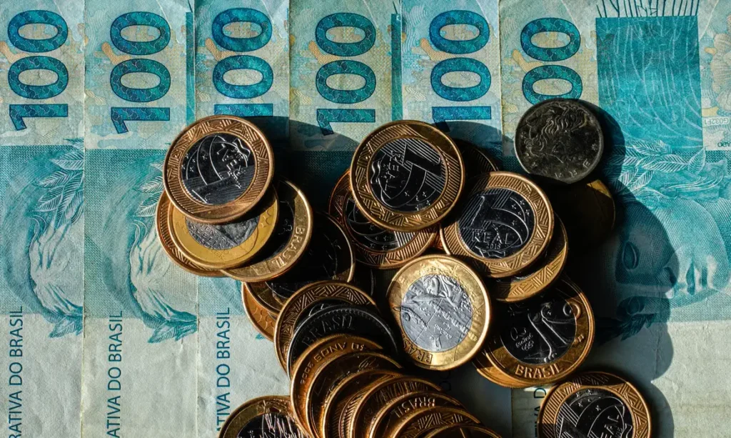 Novo salário mínimo de R$ 1.741 e gatilhos fiscais marcam orçamento de 2027