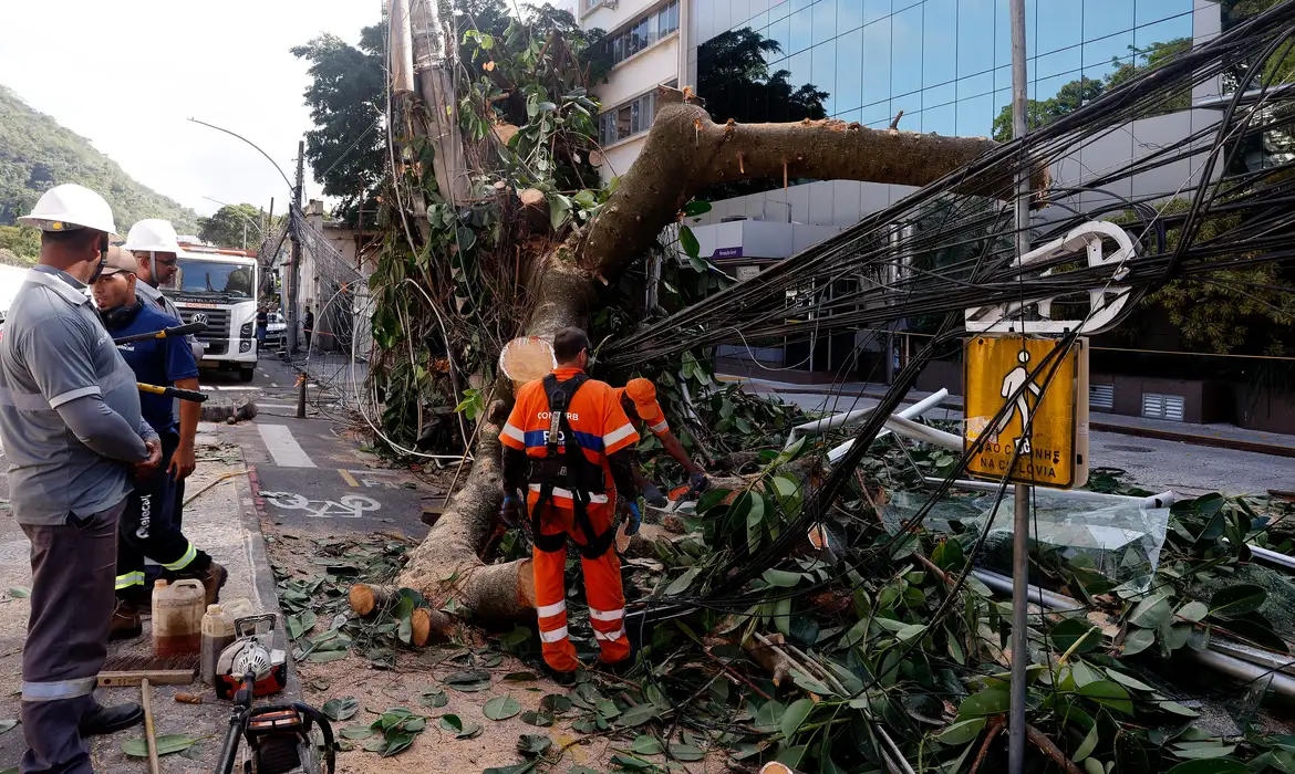 INMET emite alerta máximo para vendavais e tempestades no Paraná nesta semana