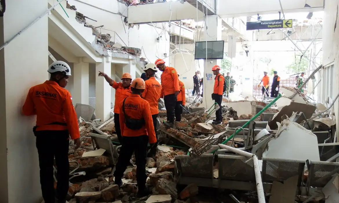 Terremoto de 7,7 graus devasta a costa leste da Indonésia e deixa dezenas de mortos