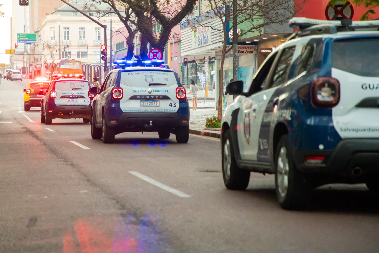 Câmeras flagram tráfico e Guarda Municipal prende trio em Curitiba