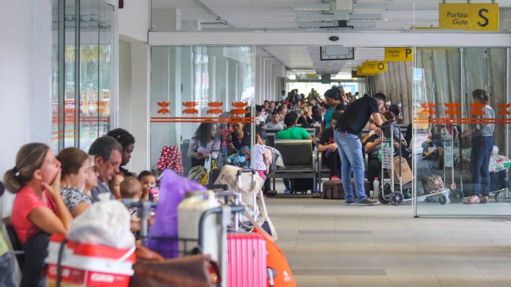 Feriado duplo leva 25 mil à Rodoviária de Curitiba; veja como evitar atrasos