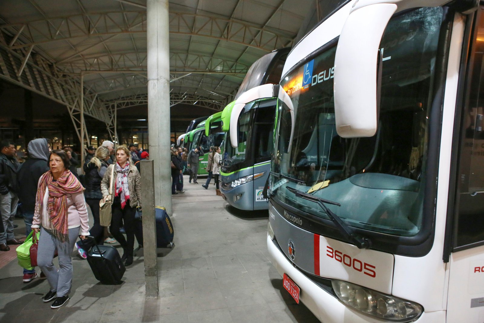 Feriado duplo leva 25 mil à Rodoviária de Curitiba; veja como evitar atrasos