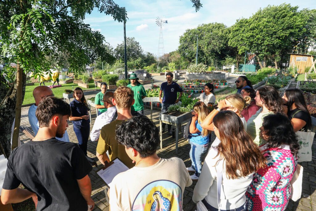 Fazendas urbanas de Curitiba ensinam moradores a criar hortas em casa