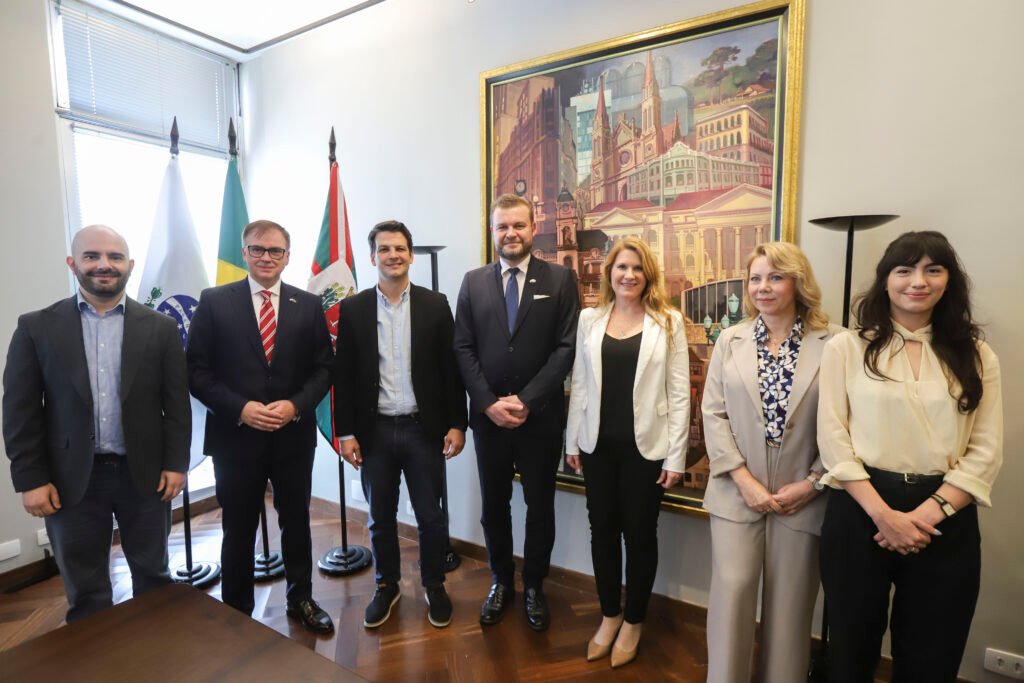 Curitiba e Embaixada Polonesa fecham acordo de expansão econômica