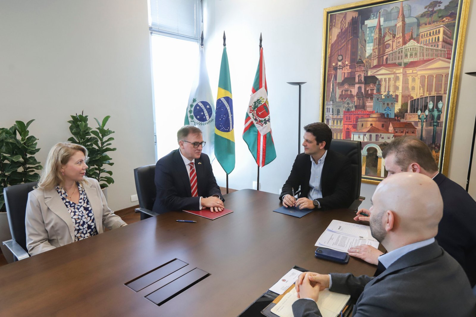 Curitiba e Embaixada Polonesa fecham acordo de expansão econômica