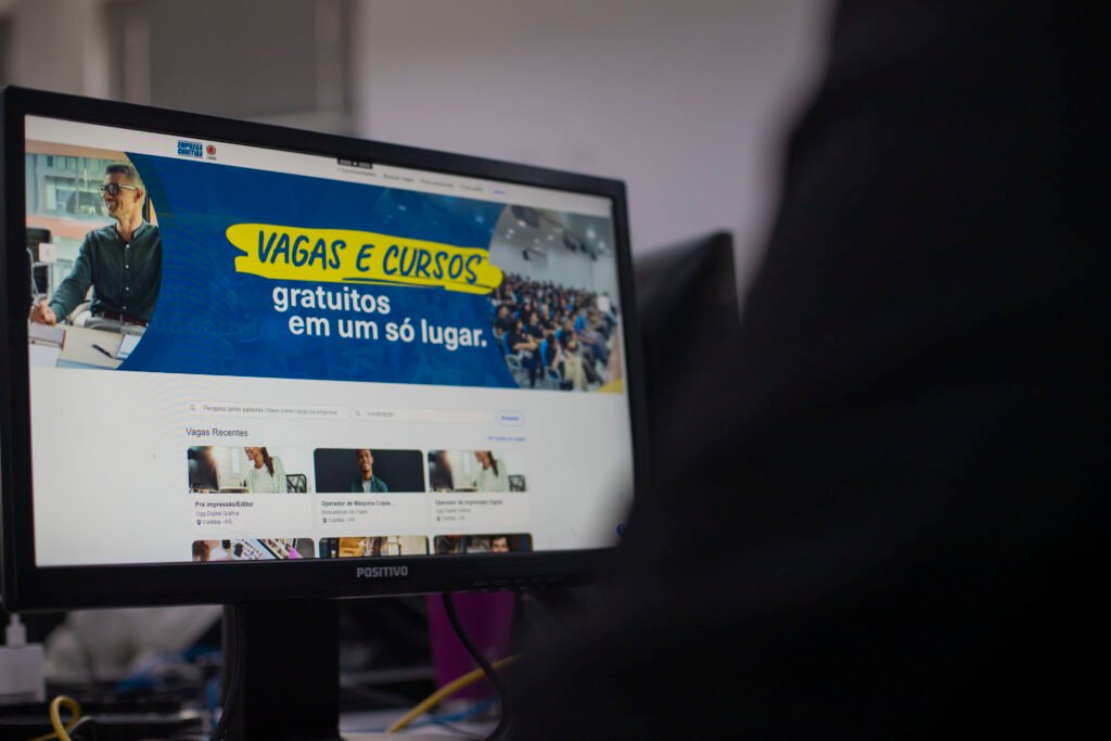 Contratação imediata: Emprega Curitiba recruta para dez áreas