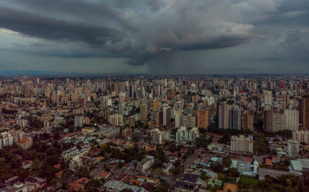 Simepar alerta para chuvas intensas no Paraná até o verão de 2027