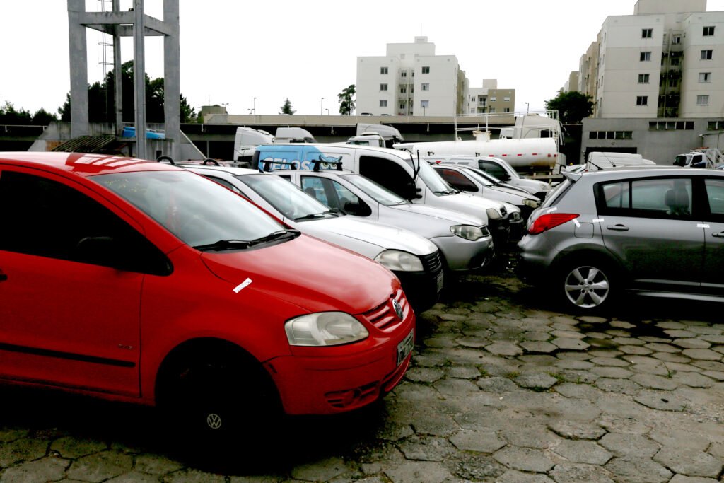 Leilão em Curitiba tem 124 veículos apreendidos com lances online