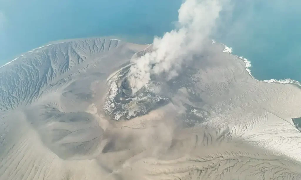 Nuvem de cinzas do Anak Krakatau fecha oito aeroportos na Indonésia
