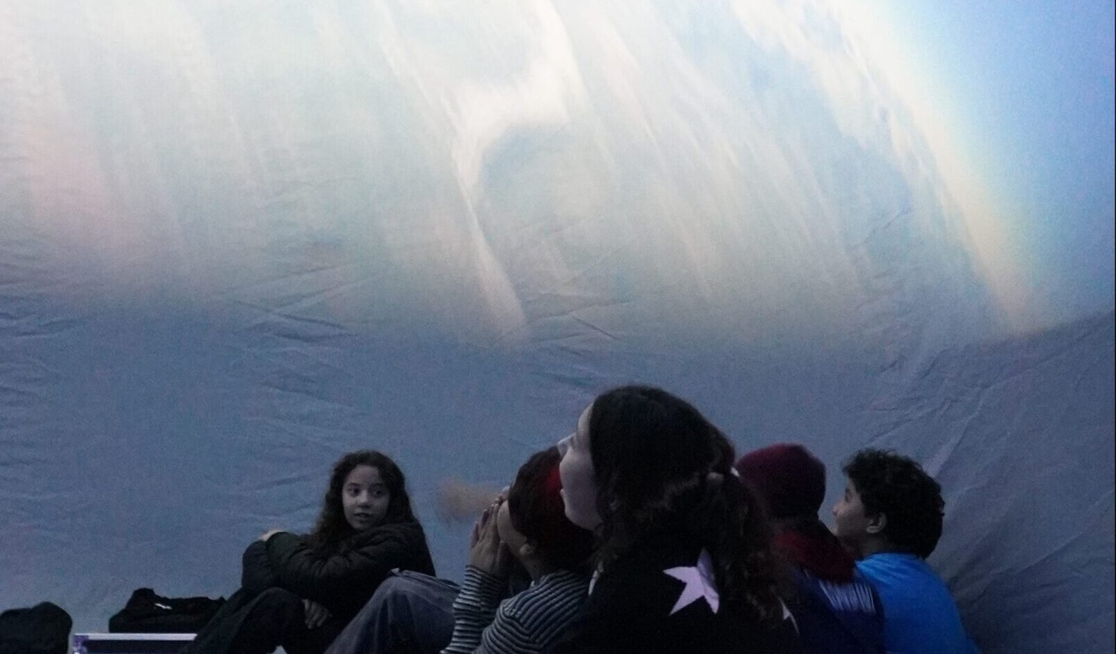 Planetário itinerante leva aulas de astronomia à rede municipal de Londrina