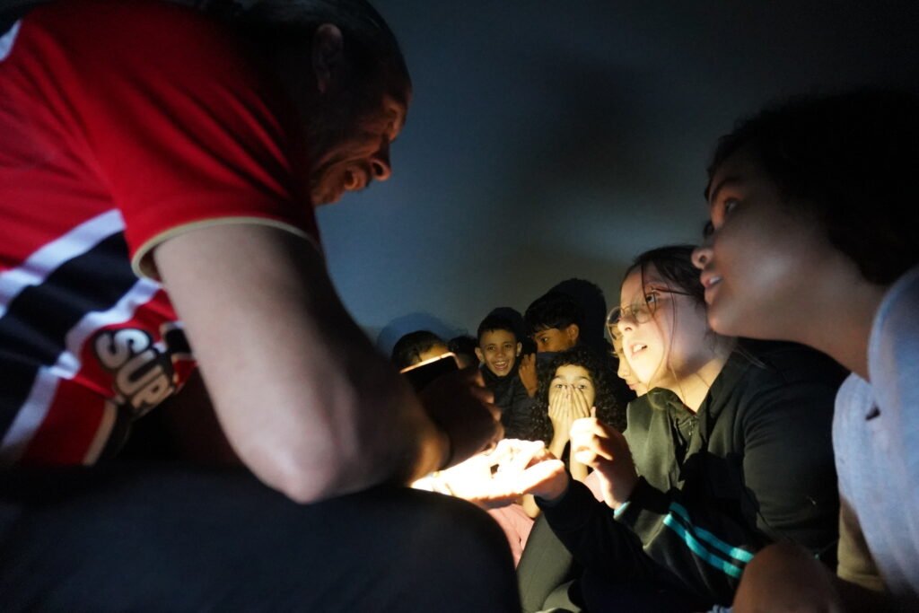 Planetário itinerante leva aulas de astronomia à rede municipal de Londrina