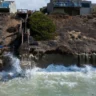 Ondas gigantes engolem praias e destroem casas na Califórnia após avanço de ciclones