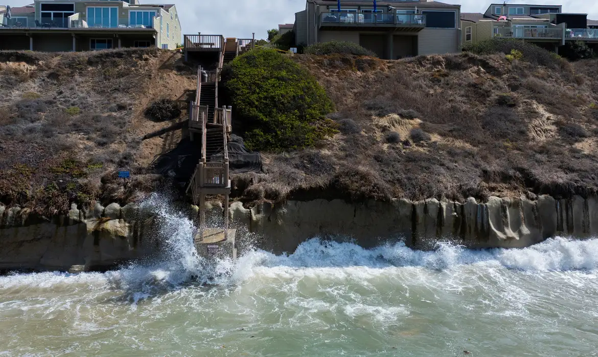 Ondas gigantes engolem praias e destroem casas na Califórnia após avanço de ciclones